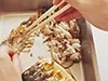 こんがり焼いたさばは、やけどしないように、粗熱をとってほぐす。皮は骨と一緒に取り除いて。
