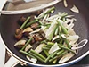 シャキシャキ感を残したい野菜は、あさりと一緒に蒸し焼きにして火を通す。