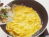 卵を一気に混ぜながら、ふわふわの半熟状になったところに、あさりと野菜を汁ごと加えて、手早く混ぜて仕上げる。