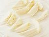 里いもはくし形に揃えて切ると、味がからみやすい。耐熱容器に少し間隔をあけて並べて、火の通りを均一にする。