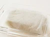豆腐は電子レンジで水きりをすると、水っぽくならない。加熱したら、スプーンなどで手早くくずし、粗熱をとる。