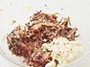 ひき肉は白っぽくなるくらいよく練ってから、ひじきや豆腐と混ぜる。こうすると、全体がまとまりやすくなる。