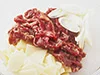 牛肉に下味をつけてから野菜を混ぜると、うす味でもしっかりと味がつく。また、じゃがいもは薄く切ると味がなじむ。