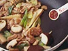豆板醤を炒めることで、風味がよく出る