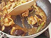 合わせ調味料を加えると、具材に味がしみこむ。豚肉にまぶした片栗粉で軽くとろみがつくまで煮る。