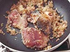 みじん切りにした玉ねぎをしっかりと炒めてから、さばを入れる。こうすると、玉ねぎから甘みが出る。