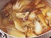 煮汁に片栗粉をまぶしたかきを入れると、表面が固められ、うまみが閉じ込められる。つるっとした食感も楽しめる。