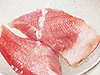 金目鯛は臭みを取って、身をしめるために、ざるにのせてから熱湯を全体にかけて霜降りにする。