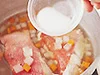 大根とにんじんを煮た煮汁に金目鯛を入れて、とろみをつける。身がくずれやすいので煮すぎないこと。