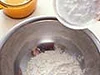 山菜はよりからりと揚げたいので、ころもに片栗粉を加え、できるだけ薄くつける。