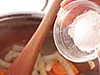 小麦粉は、炒めた野菜に加えることでなじみがよくなり、ダマになることはない。