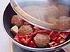 炒めてからふたをして蒸すことで、肉の中まで完全に火を通す。