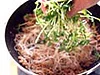 豆苗を仕上げに加えることで、葉ごたえが生かせる。