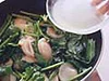 帆立が半生くらいに火が通ったら調味料を加え、やわらかく仕上げる。