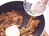 玉ねぎをよく炒めてから小麦粉を加えれば、ダマにならない。