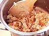 豆腐の水分をしっかりとばすことで、調味料がからみやすくなる。