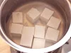 豆腐をさっとゆでることで煮汁がにごらず、きれいに仕上がる。