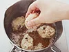 だんごは割れやすいので煮汁が煮立ったところに１つずつ入れる。