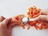身を細かく削るようにしてこそげ、皮と骨を除く
