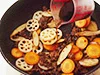 水分がなくなるまで炒めて、具材に味を含ませる。