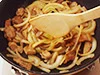 しんなりするまで炒めると玉ねぎの甘みが出る