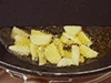 にんにくは焦げやすいので弱火でじっくりと