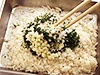 パセリにたっぷりパン粉に加えてまんべんなく混ぜる