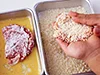 パン粉はギュッと押しつけず形を整えながらつける