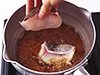 魚の生臭みが煮汁に移らないように煮汁が煮立ったところに入れていく。