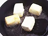 少量の油でも豆腐を転がしながら揚げればOK。