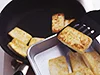 他の材料に火が通ってから戻し入れればくずれにくい