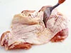 味がよくしみるように穴をあける。皮の縮み防止にも