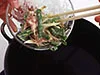 油の中へそっと落とし入れるとまとまりやすい