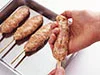 薄く油をぬった手でつくねだねをまとめる