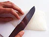包丁をねかせ、斜めにそぐようにして