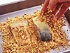 さばに粉々にした柿の種ごろもをつける