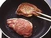 表になるほうを下にして入れ強火で表面を焼く
