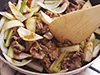 食感を残すようカレー粉をからませながら強火でさっと炒める