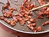脂を充分に出すために弱火でじっくりと炒める