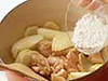 小麦粉を加えて全体にからむように炒め合わせる。