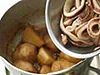 いかに味をつけながら煮汁にいかのうまみを移す。
