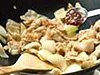 豆板醤はよく炒めたほうがうまみが出る。