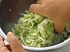 塩でもんでしんなりとさせる