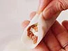 あんを包んだ皮の中央だけを閉じ棒状に