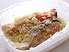 ポリ袋を敷いて漬け込むと、においが容器につく心配がない。