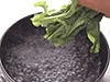 茎のほうから先に入れ緑色が鮮やかになるまでゆでる