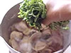 豆苗は煮すぎると食感が悪くなるのでさっと火を通す程度に