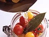 水けをふいたミニトマトを入れさましたピクルス液を注ぎ入れる。