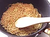 フライパンに押しつけるようにして焼き目をつける