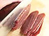 冷凍してから切ると、ごく薄く切れる